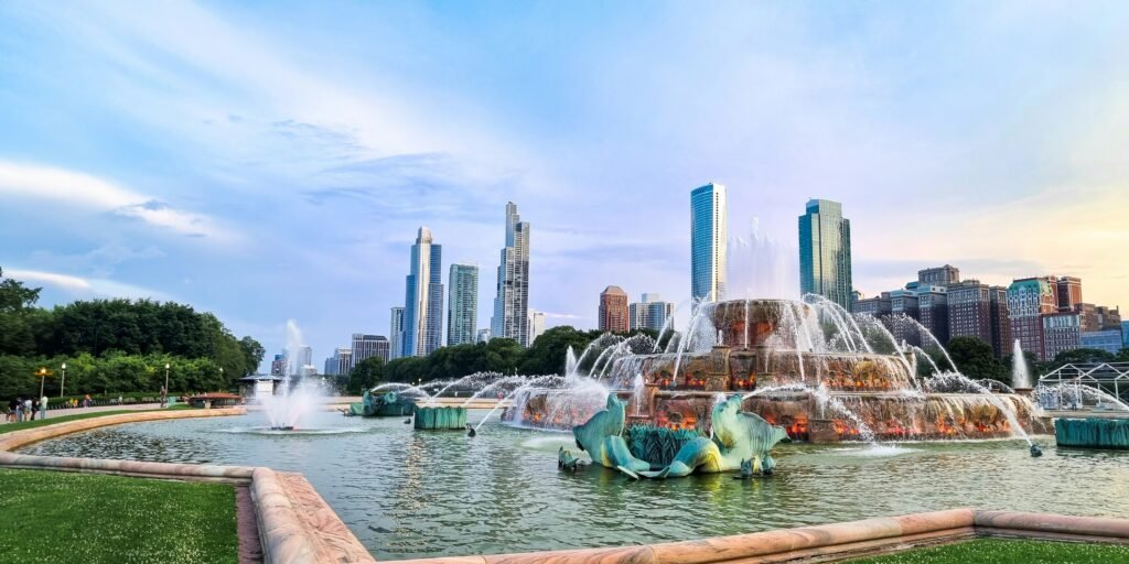 Buckingham Fountain in Grant Park with the Chicago skyline