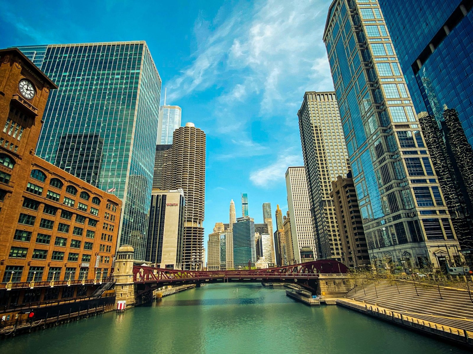 Chicago River with skyscrapers on both sides